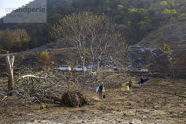 Surfer mit Brettern. West Sumbawa.Indonesien.Indonesien