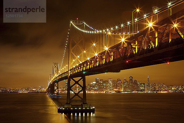 San Francisco-Oakland Bay Bridge bei Nacht  San Francisco  Kalifornien  Vereinigte Staaten