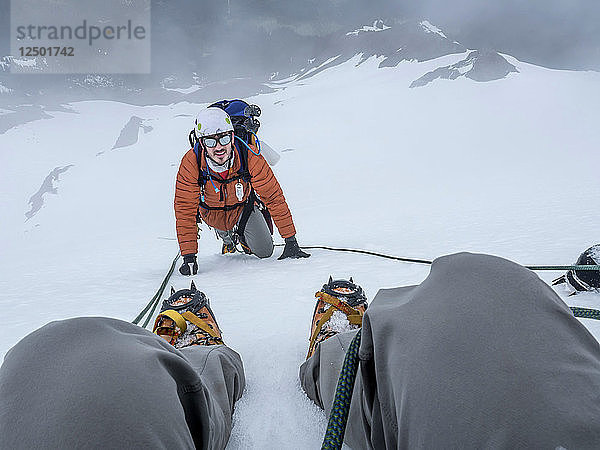Männlicher Bergsteiger auf dem Mount Baker in Washington  USA
