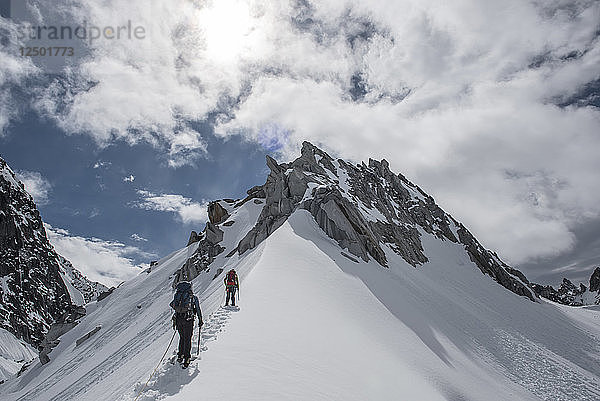 Eine Seilschaft beim Klettern auf einem Grat in der kleinen Schweiz