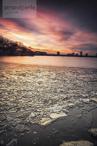 Eisschwimmer entlang des gefrorenen Charles River bei Sonnenuntergang in Boston  Massachusetts