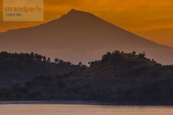 Blick auf den Vulkan Rinjani in Lombok  Indonesien