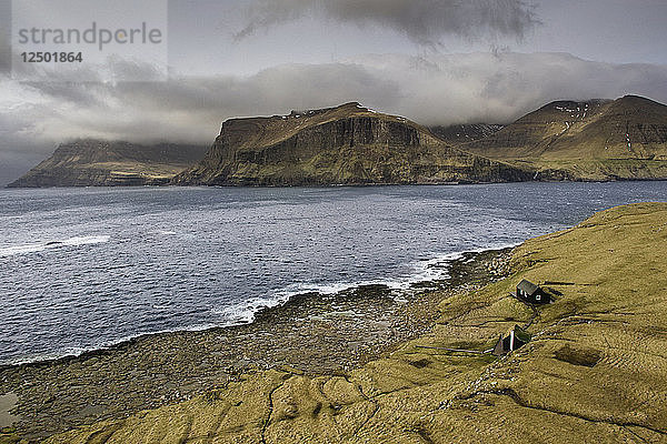 Luftaufnahme von Tindholmur  einer felsigen Insel der Färöer Inseln