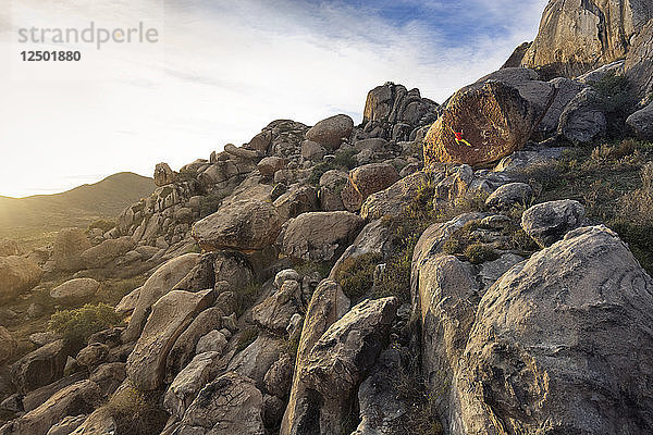 Distant View of A Climber Bouldern auf Felsen in der Wüste Landschaft
