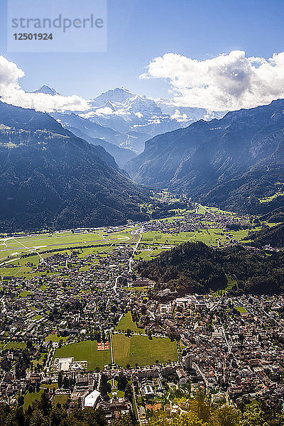 Blick auf die Alpen einschließlich der Jungfrau (über 4.158 Meter) von der Harder Klum in Interlaken  Schweiz. Die Stadt Interlaken liegt im Tal darunter.