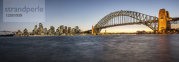 Sydney Harbor Bridge und Stadtsilhouette in Sydney  Australien