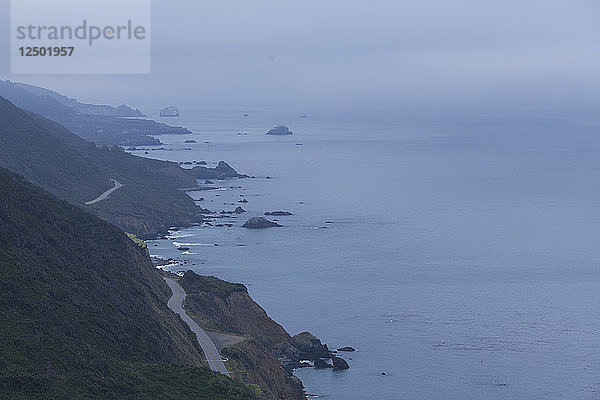 Der steile  felsige Coastal Highway 1 entlang der kalifornischen Pazifikküste.