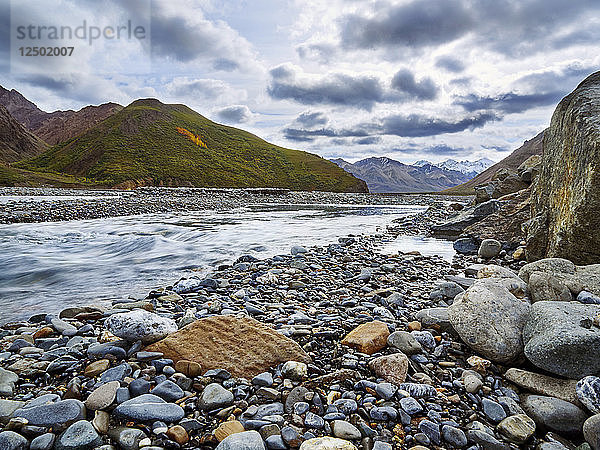 Blick auf einen Fluss im Denali-Nationalpark  Alaska