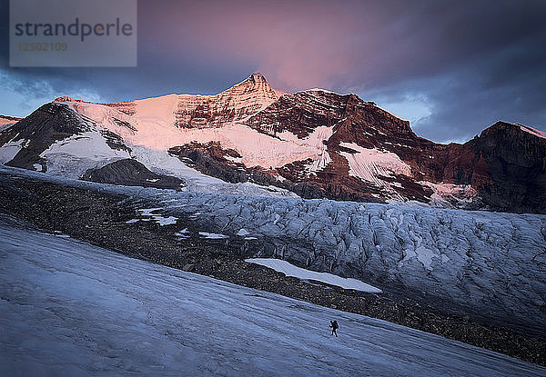 Langzeitbelichtung einer Person  die den Mount Robson besteigt