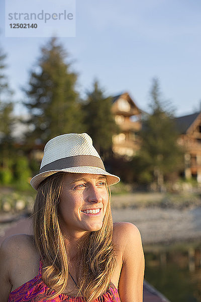 Porträt einer lächelnden Frau im Lake Pend Oreille  Sandpoint  Idaho