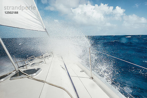 Segelboot Segeln in der rauen See der Karibik