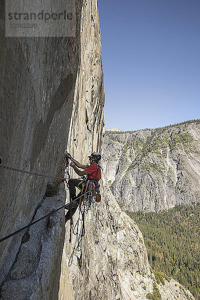 Mann klettert auf den Felsen des El Capitan  Yosemite National Park  Kalifornien