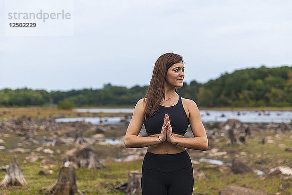 Frau in Gebetshaltung beim Yoga
