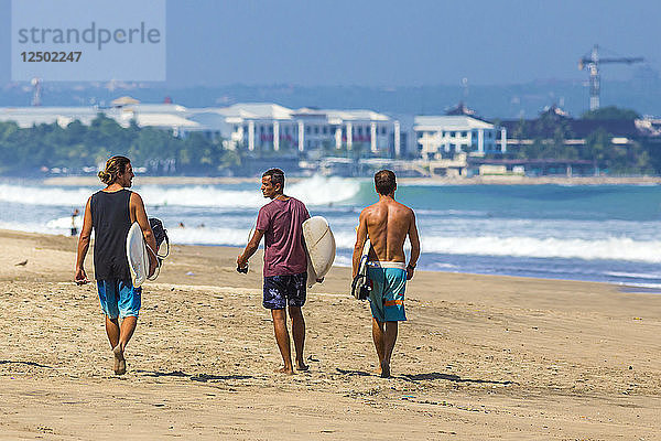 Surfer an einem Strand  Bali  Indonesien.