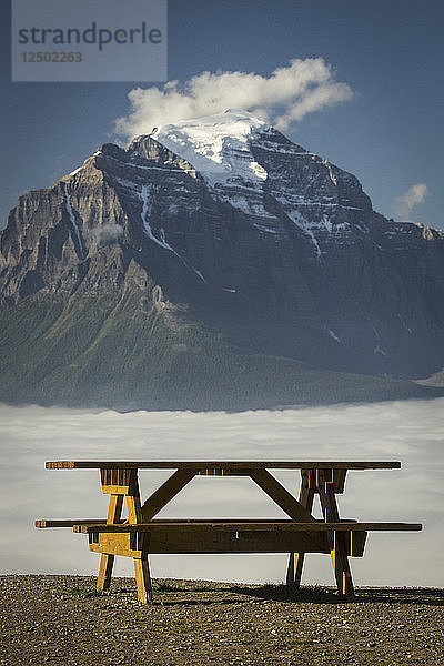 Holzbank in der Nähe des Lake Louise in Alberta  Kanada