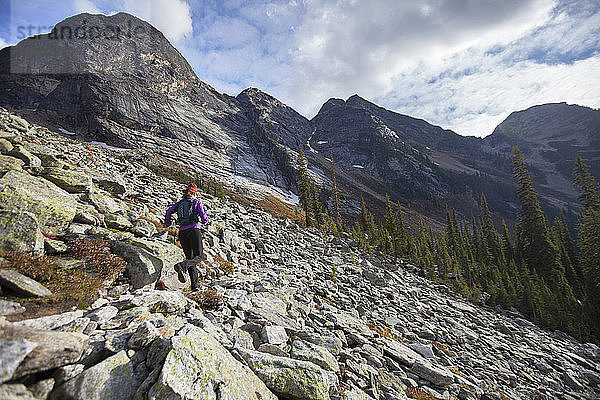 Eine Frau beim Trail Running im Drinnon Pass Gebiet im Valhalla Provincial Park  British Columbia  Kanada