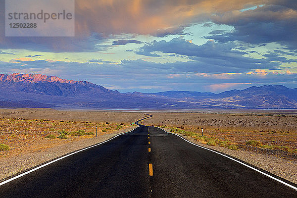 Leere Straße durch die Wüste  Death Valley  Kalifornien  Vereinigte Staaten