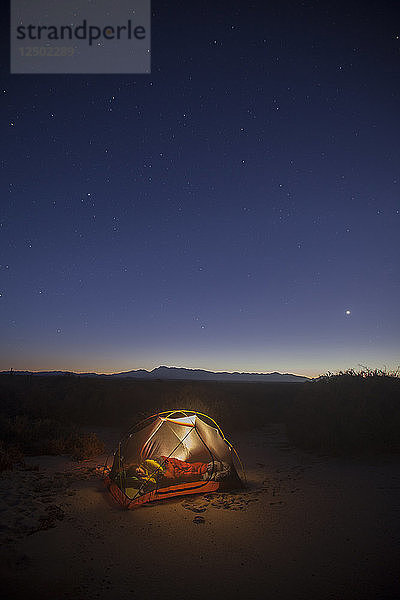 Ein beleuchtetes Zelt unter einem Sternenhimmel an einem Strand in Cabo Pulmo  Baja California  Mexiko