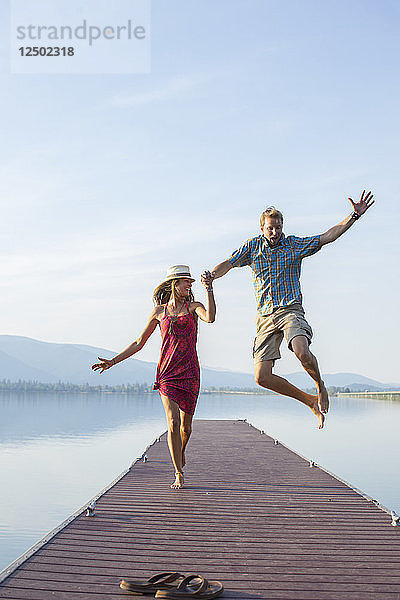 Junges Paar läuft auf dem Dock am Lake Pend Oreille  Sandpoint  Idaho