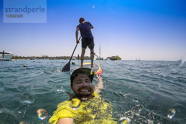 Lustiges Selfie mit Supersurfer.