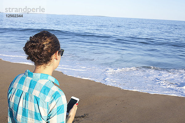 Frau fotografiert das Meer im Reid State Park