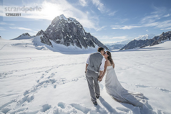 Braut und Bräutigam heiraten auf einem Gletscher im Denali National Park.