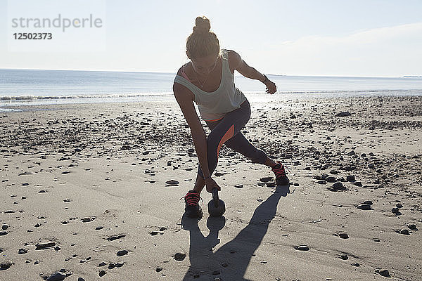 Frau macht Übung am Strand
