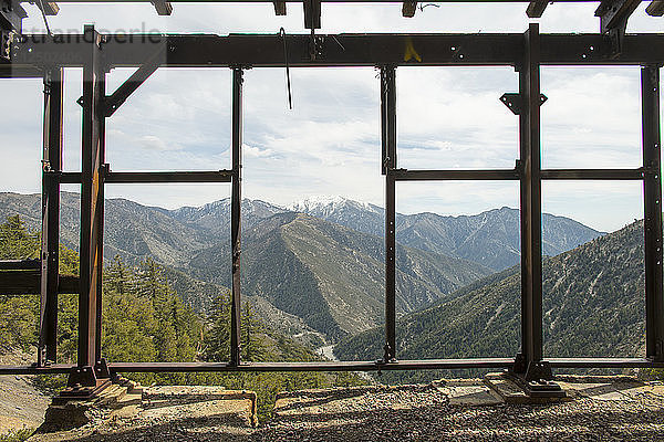 Der Mt. Baldy ist von der Big Horn Mine am Mount Baden-Powell in den kalifornischen San Gabriel Mountains aus zu sehen. Die verlassene Mine war eine goldhaltige Quarzmine aus dem Jahr 1896 und ist heute ein beliebtes Wanderziel. Fotografiert am 23. März 2014.