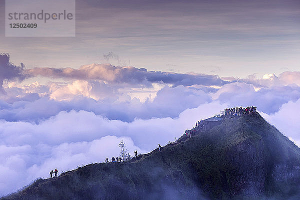 Wandern in den Bergen von Indonesien.