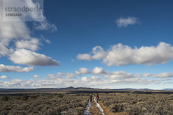 Zwei Personen wandern am 22. Dezember 2013 auf einem Pfad  der zum Rio Grande führt  abseits des Highway 68 zwischen Truchas und Taos  New Mexico.