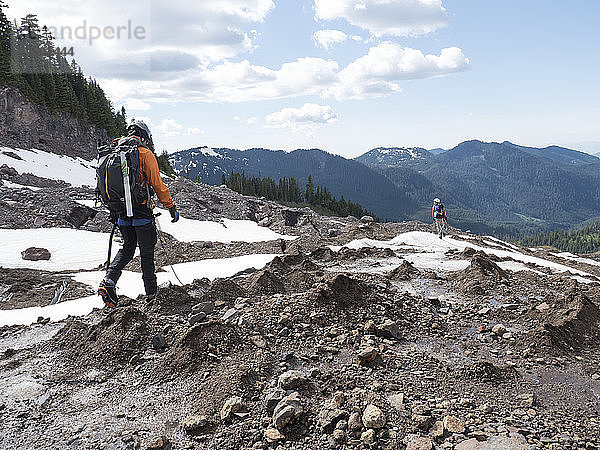 Zwei Männer wandern auf dem Coleman-Gletscher am Mount Baker  Washington  USA