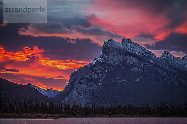 Scenic View Of Mount Rundle während des Sonnenaufgangs in Kanada
