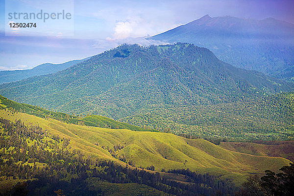 Landschaftliche Ansicht der Berglandschaft in Java  Indonesien