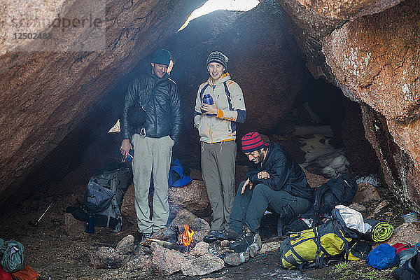 Rucksacktouristen zelten in einer Höhle im McMurdy Park  Lost Creek Wilderness  Colorado.