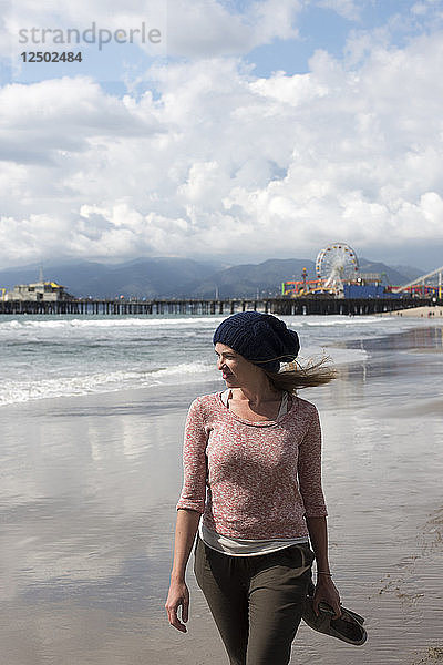 Eine Frau spaziert an einem stürmischen Tag am 1. März 2015 am Venice Beach in Los Angeles  Kalifornien. Die geringe Regenmenge reichte nicht aus  um die schwere  mehrjährige Dürre in den Staaten zu lindern.