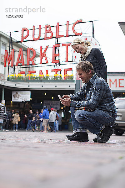 Woods Wheatcroft und Katie Cox vor dem Pike Place Public Market in der Innenstadt von Seattle  Washington.