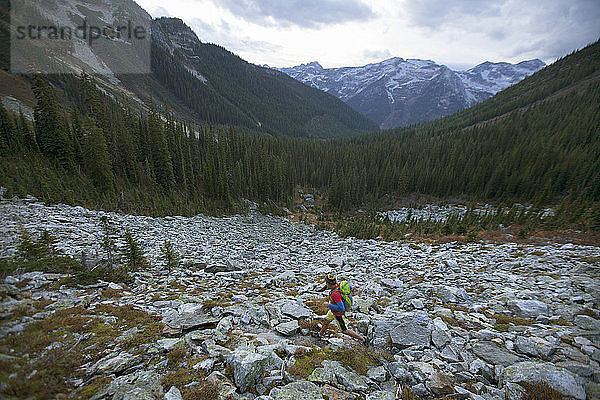 Ein Mann Trail Running bei Drinnon Pass Bereich der Valhalla Provincial Park  British Columbia  Kanada