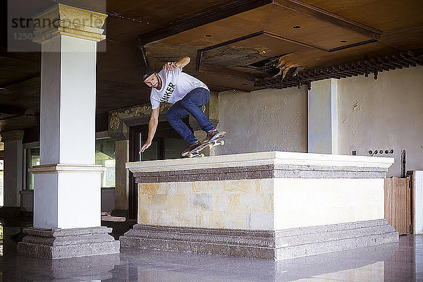 Skateboarden in einem verlassenen Hotel  Bali  Indonesien.