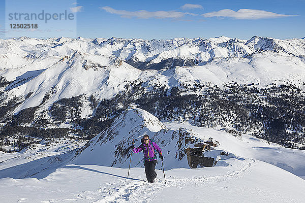 Myl?®ne Jacquemart besteigt den Ostgrat des Trico Peak  San Juan National Forest  Colorado.