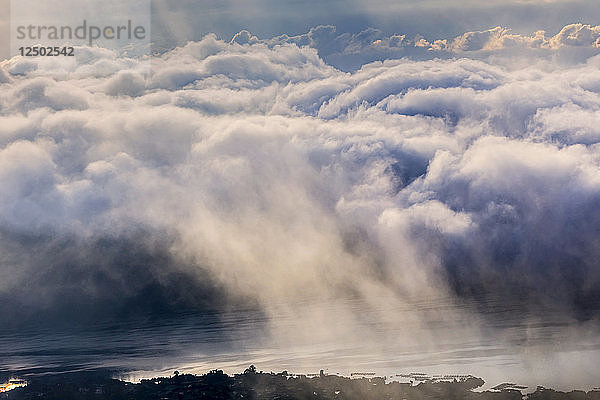 Der Batur-See unter Wolken  Bali  Indonesien
