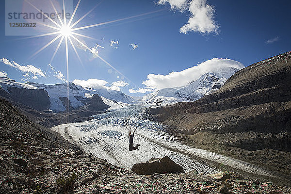 Ein Mann springt vor einem Gletscher  Mount Robson Provincial Park  British Columbia  Kanada
