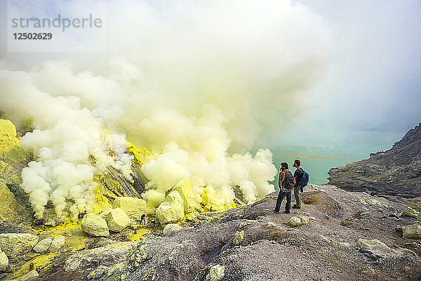 Zwei männliche Wanderer im Vulkan Kawah Ijen  Java  Indonesien