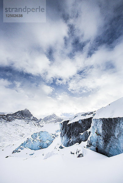Person beim Eisklettern auf dem Athabasca-Gletscher