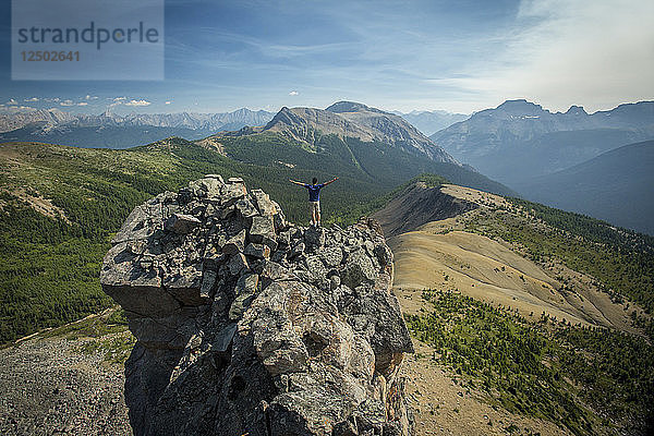 Person auf der Spitze des Gibbon Passes in Alberta  Banff  Kanada