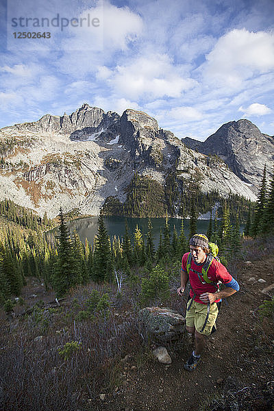 Ein Mann Trail Running bei Drinnon Pass Bereich der Valhalla Provincial Park  British Columbia  Kanada