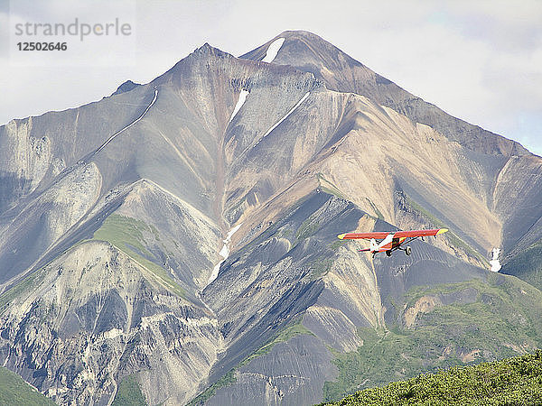 Flugzeug fliegt durch Wrangell St. Elias