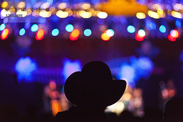 Ein Zuschauer mit Cowboyhut auf dem Telluride Bluegrass Festival in Telluride  Colorado.