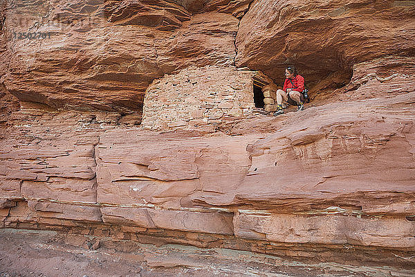 Eine Frau besucht eine kleine Ruine an der Mündung des Jasper Canyon  Canyonlands National Park  Utah.