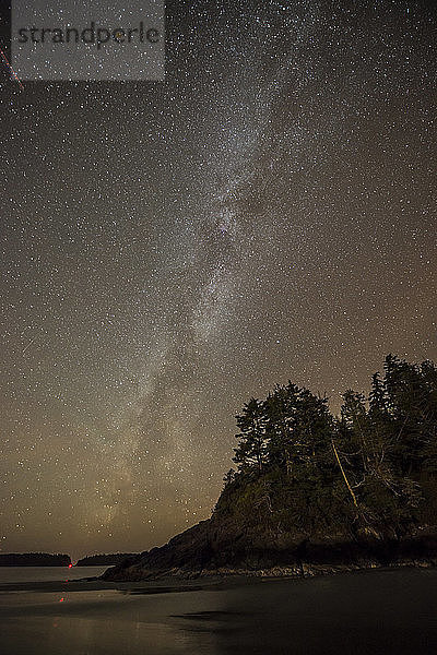 Sterne am Nachthimmel über dem Meer in Tofino  British Columbia.