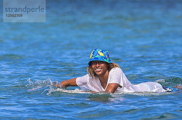 Surfer in einem Ozean.